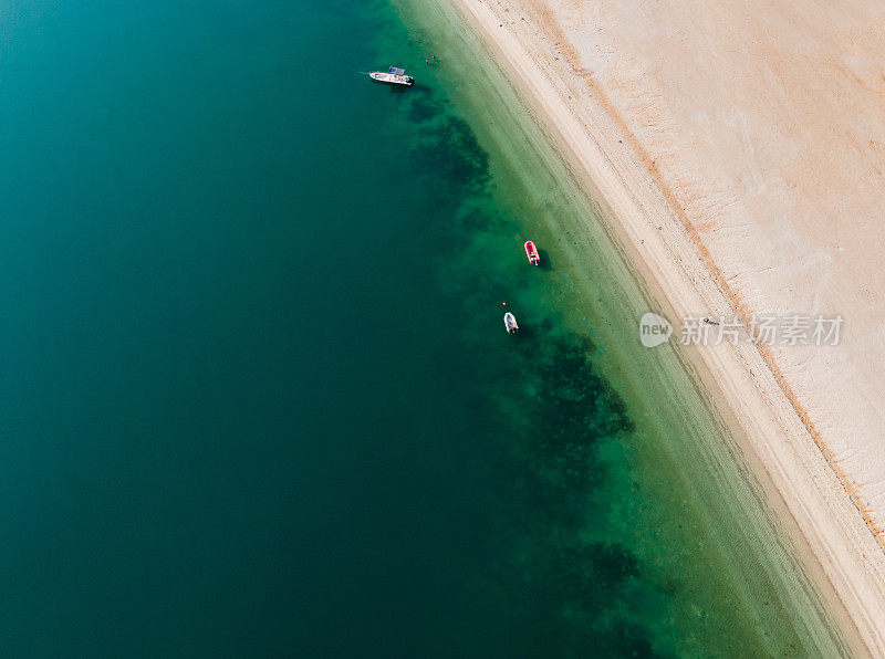 宁静的海滩和平静的海边水在日出鸟瞰图