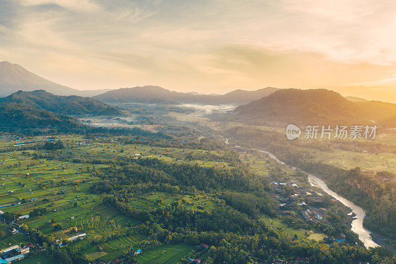 巴厘岛，日出时群山的鸟瞰图。