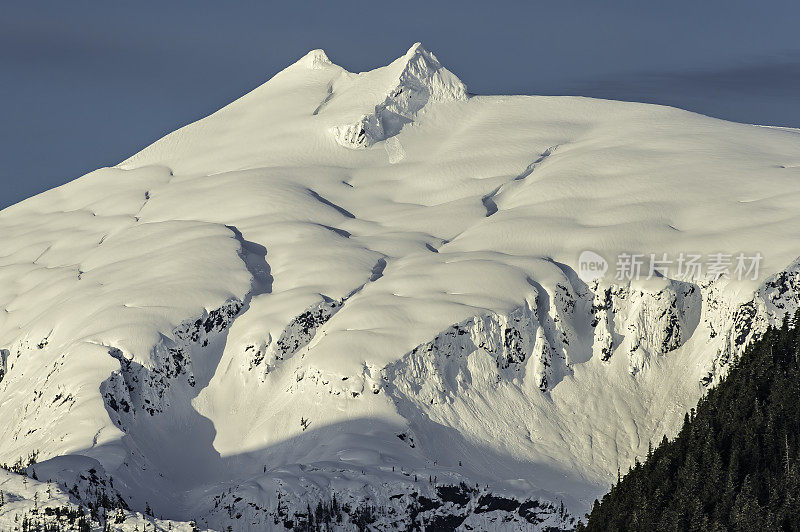 阿拉斯加巴拉诺夫岛的雪山。