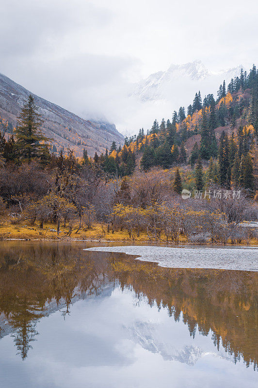 中国，西藏，四川，亚丁，香格里拉山，秋天的自然景观