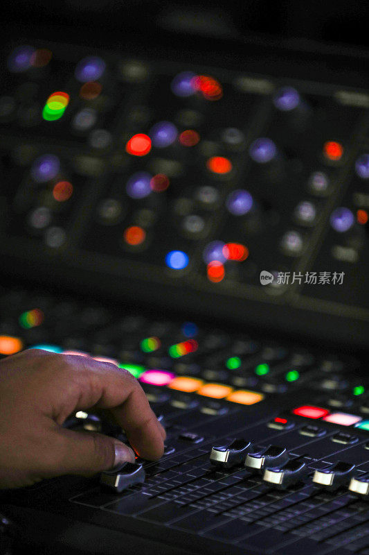 声音系统控制面板和音乐面板与DJ设置