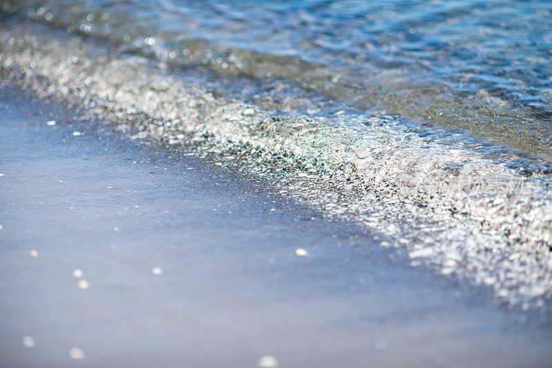 平静的水面和小波浪-海滩在波罗的海