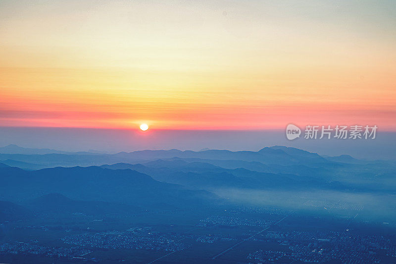 日出时的山脉和城市