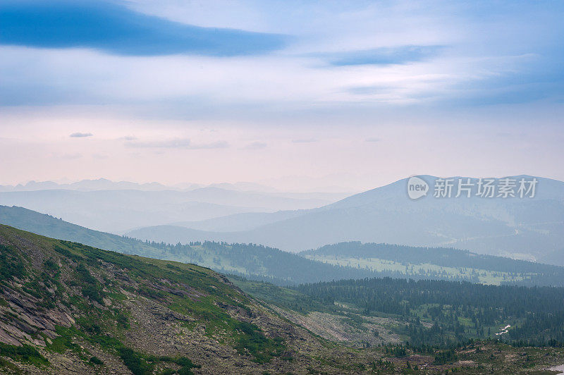 针叶林。西伯利亚。山的风景。