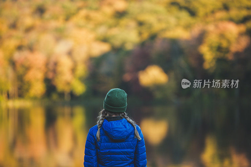 《秋景中的少女》。