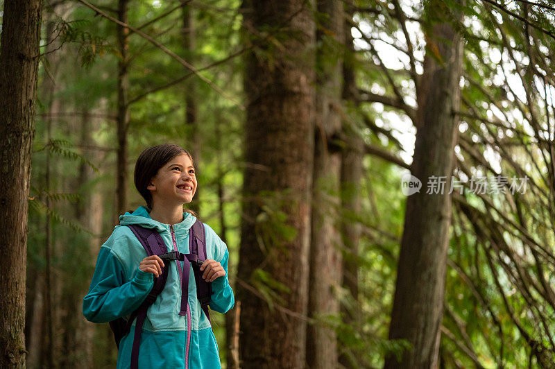 年轻女孩在大自然中徒步旅行