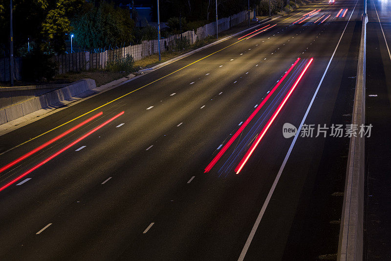夜间高速公路上行驶的汽车痕迹