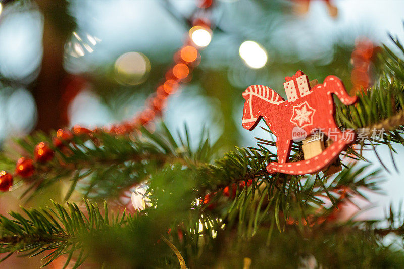 圣诞树上的木马装饰