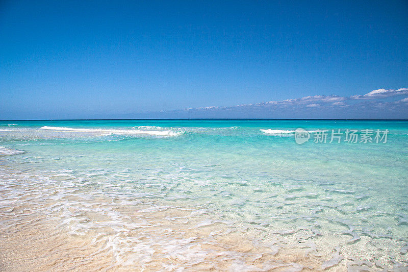 空旷的古巴沙滩和碧绿的大海与清澈的天空背景