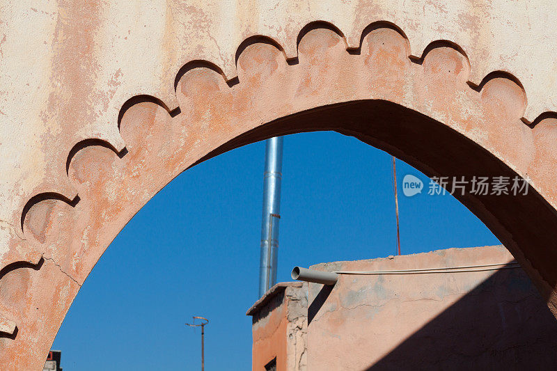 透过马拉喀什麦地那的拱门和大门观看