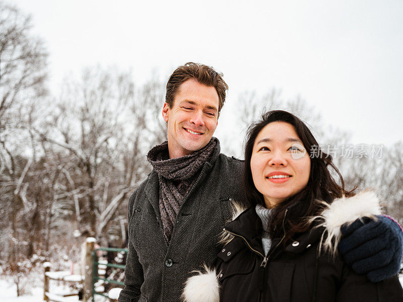 在冬天穿雪鞋的混合赛跑夫妇