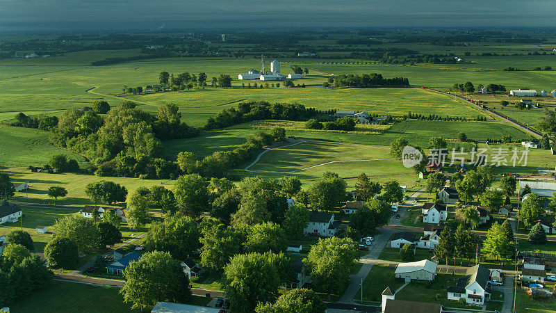 在俄亥俄州斯特林山，房屋与农田相遇的鸟瞰图