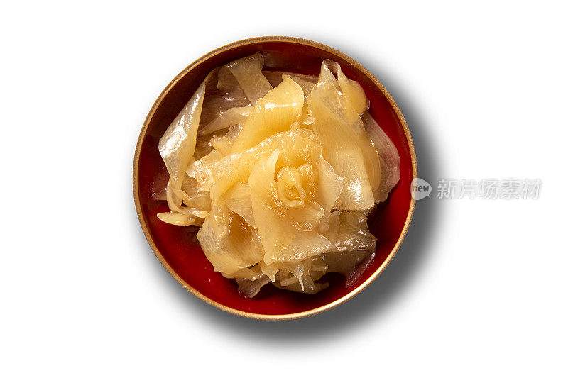 加利，腌姜在木碗里。寿司姜。日本泡菜，由甜的、切成薄片的小生姜制成，用糖和醋腌制食物照片的特写从上面的白色。