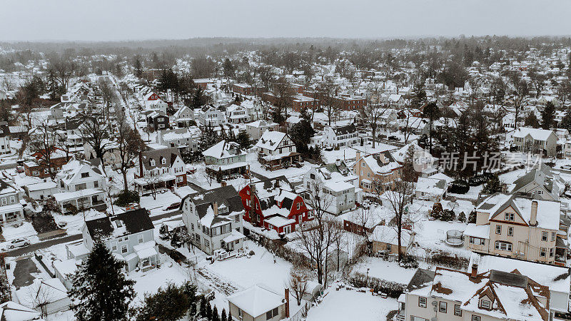 附近房屋被雪覆盖的鸟瞰图