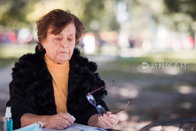 疲惫的成熟女人摘下了她的眼镜