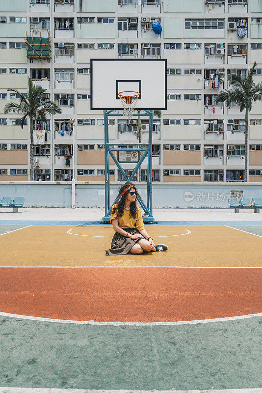 在香港一个色彩缤纷的篮球场上，年轻的成年影响者