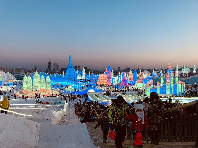 游客在冰雪大世界，哈尔滨，黑龙江省，中国