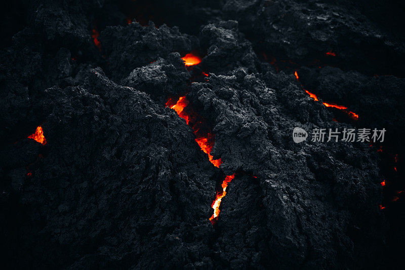 冰岛Fagradalsfjall火山喷发现场新熔化的燃烧熔岩的特写