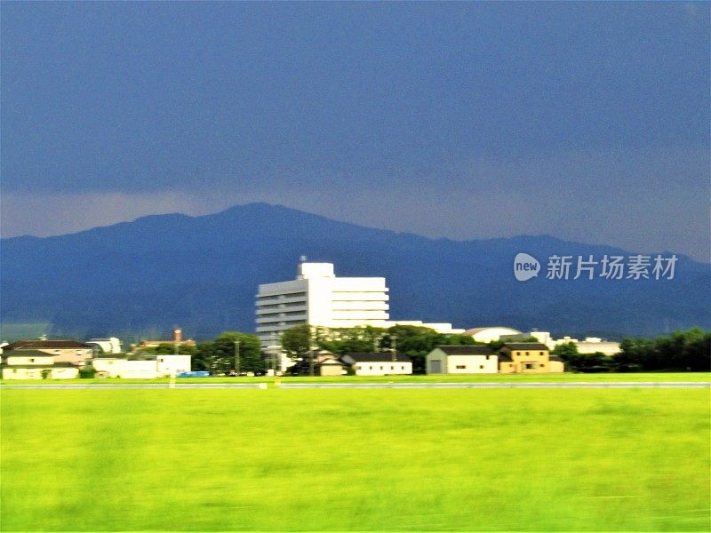 小松市的稻田和蓝山