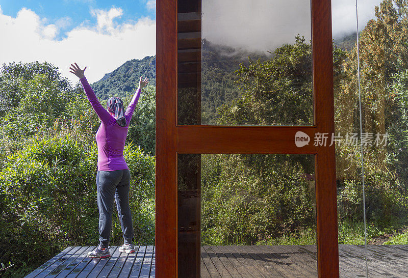 一个成熟的女人在厄瓜多尔雨林旅行