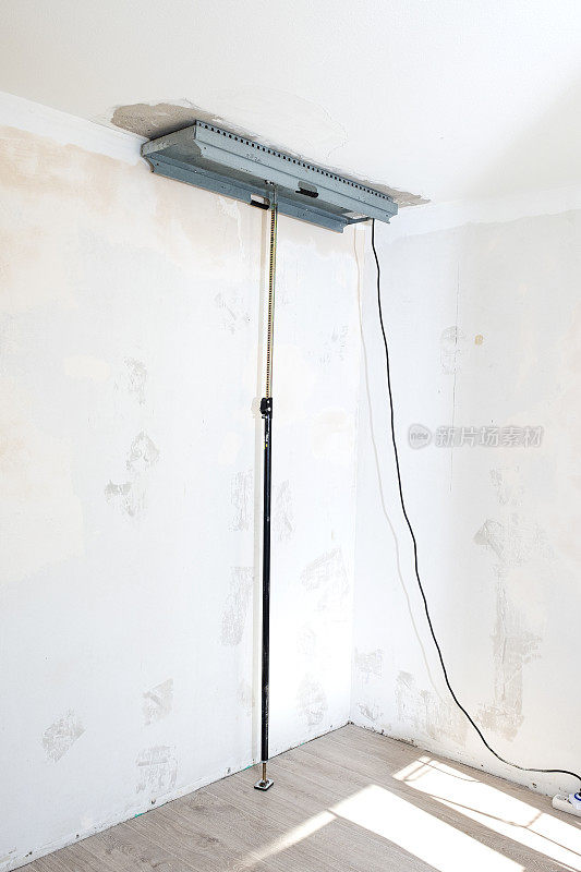 电气设备，天花板干燥技术。漏水后，晾干混凝土天花板。