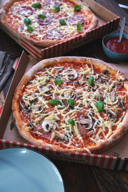 在家里用披萨盒吃披萨
