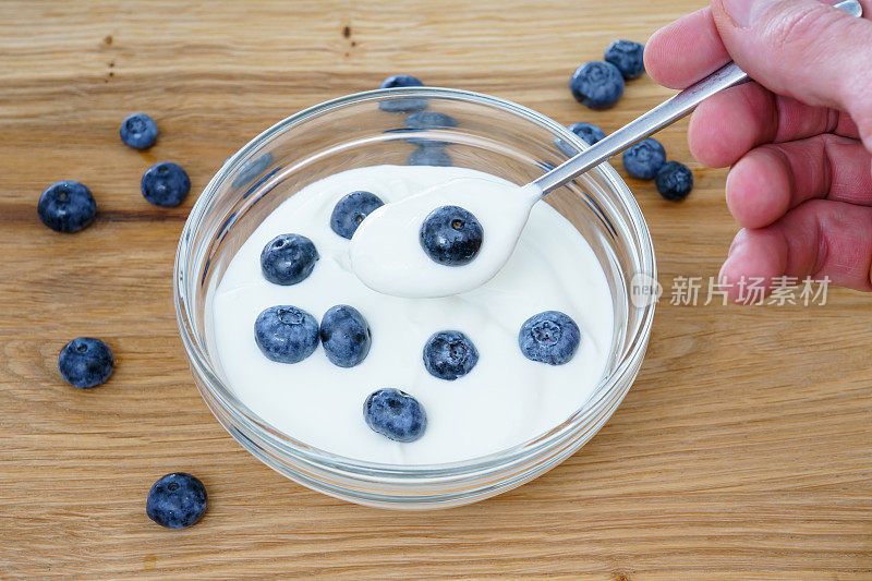 纯有机酸奶与浆果和坚果减肥和健康的生活