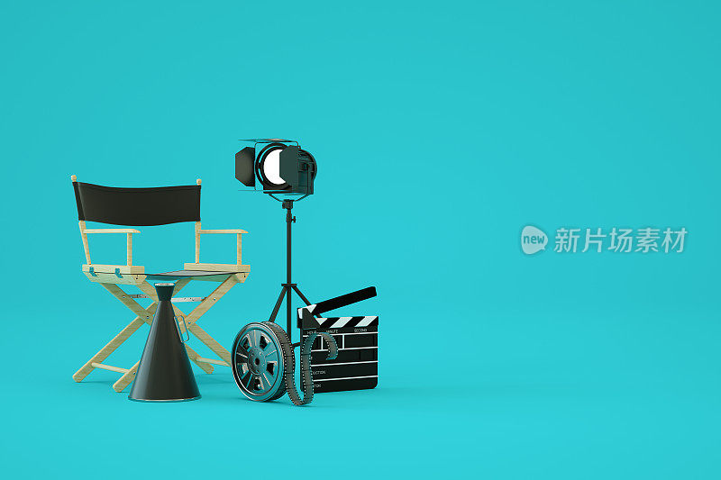 导演椅，电影卷轴和电影石板在蓝色背景