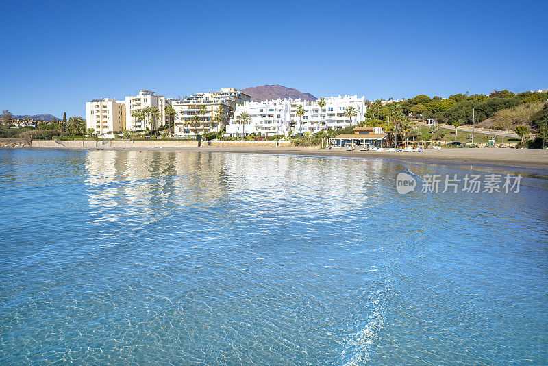 太阳海岸的埃斯特波纳海滩