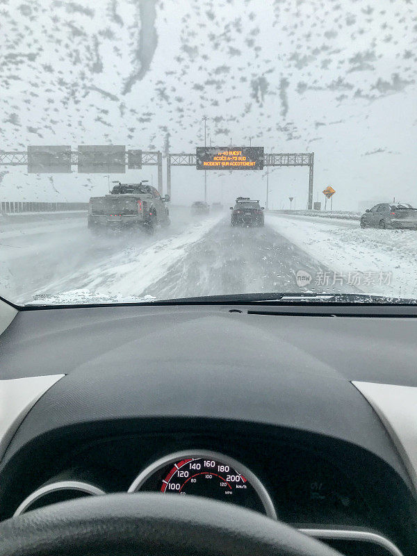 暴风雪在高速公路