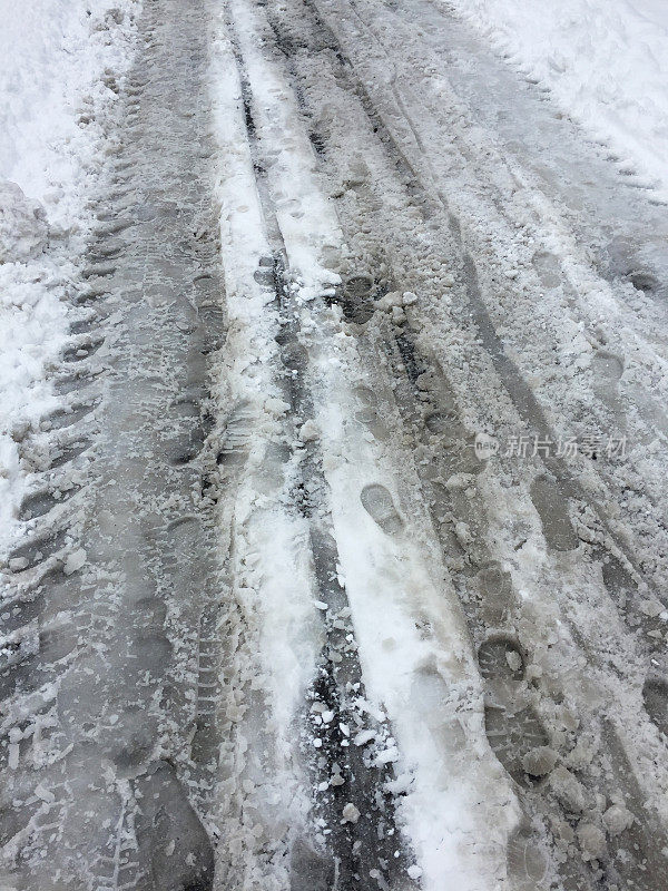 雪地上的轮胎印