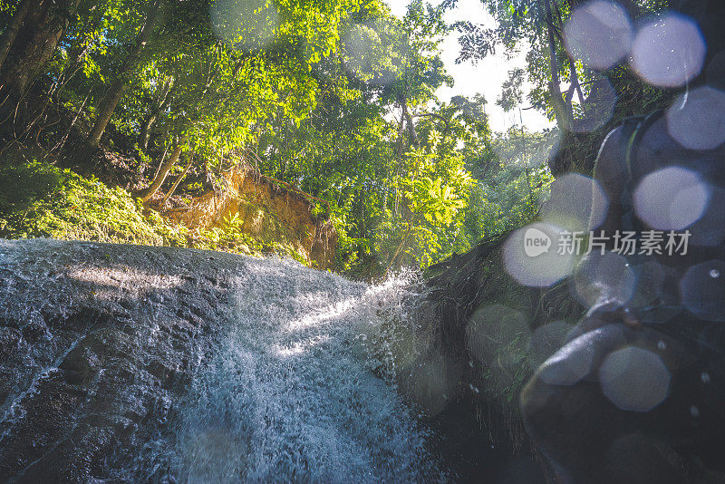 牙买加奥科斯里奥斯的天然泉水瀑布，蓝洞，自然之美