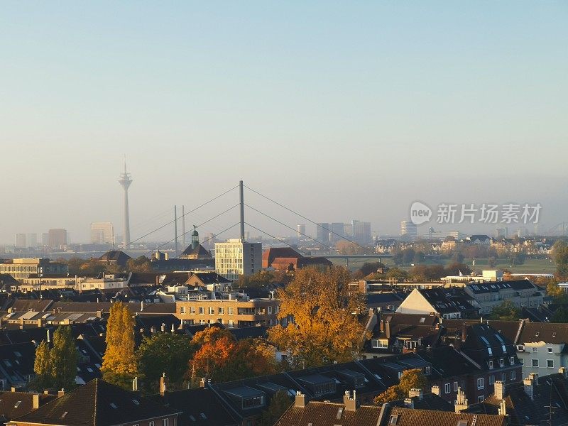 2021年一个阳光明媚的秋日早晨，莱茵塔和莱茵膝桥在雾中