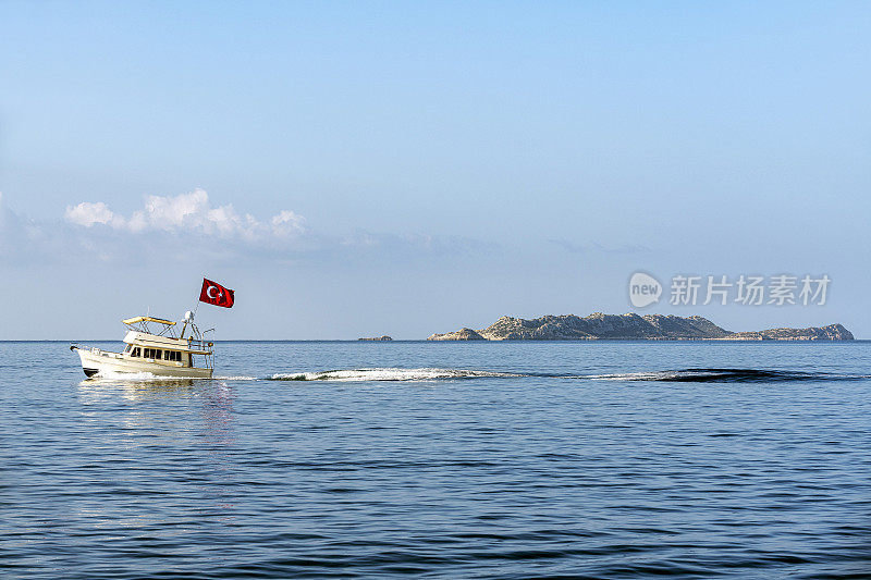 一艘悬挂土耳其国旗的小摩托艇正在快速前进