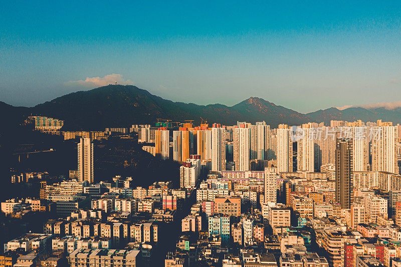 鸟瞰深水埗区城市景观背景下的香港公寓。亚洲智慧城市住宅小区