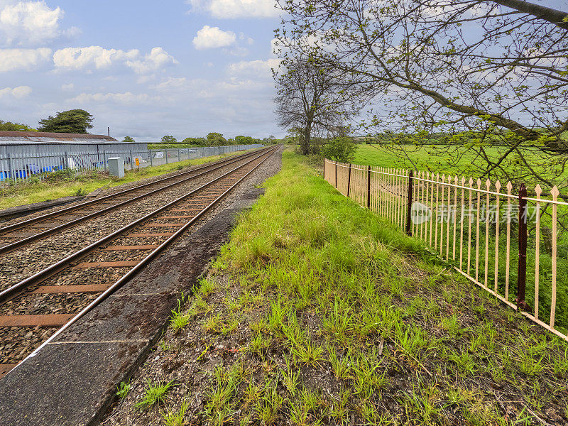 通用柴油动力铁路车站在英国农村。