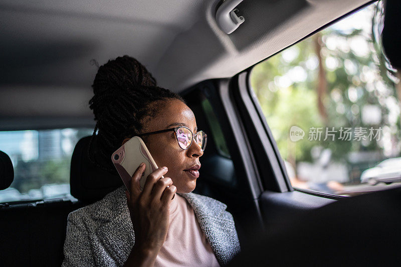 成熟女人在车里讲手机