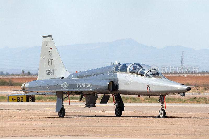 美国空军(USAF)诺斯罗普T-38鹰爪喷气式教练机在亚利桑那州凤凰城-梅萨盖特机场。