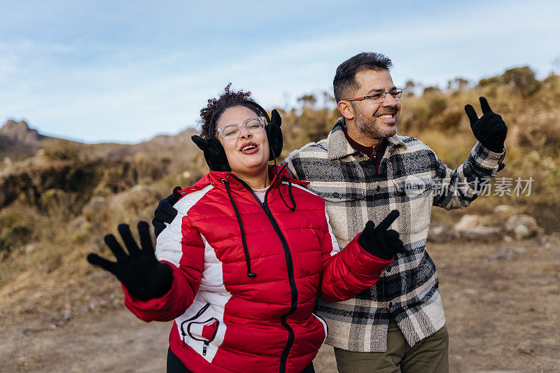 朋友们在沙漠自然公园里唱歌跳舞