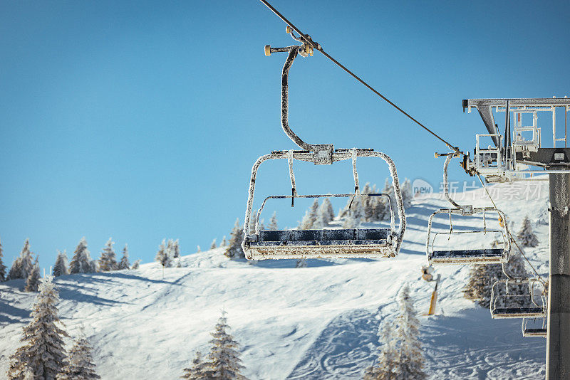 滑雪缆车和冰雪覆盖的冬季山脉。