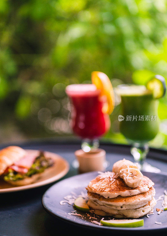 美味的早餐，羊角面包，煎饼和两份新鲜果汁