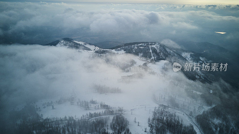 从上面看雪山，无人机