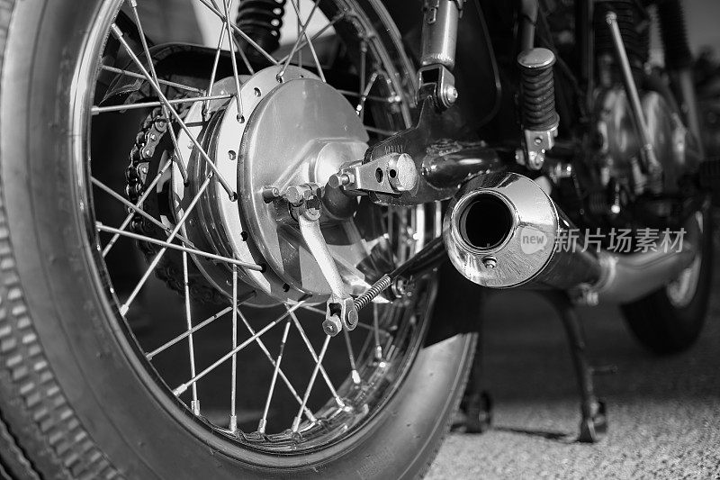 后轮与辐条和镀铬排气的老式摩托车