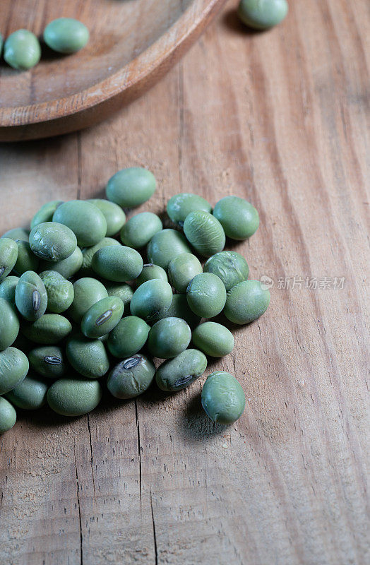 木桌上的绿大豆