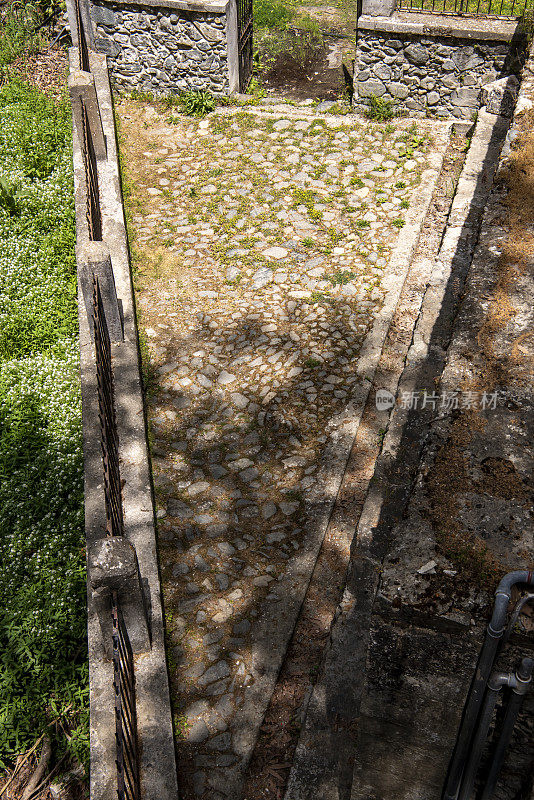 垂直视图的v形质朴的石头庭院与铺石之间的加尔