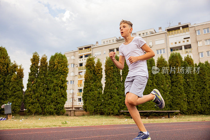 孩子在跑道上冲刺。全速奔跑。