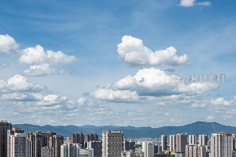 蓝天白云下的城市天际线是在中国福建省莆田市