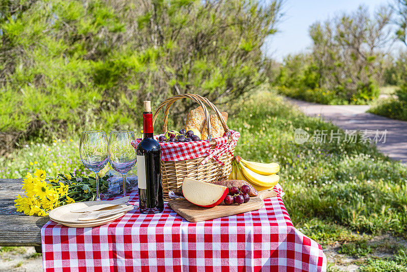 户外食物和葡萄酒的柳条野餐篮