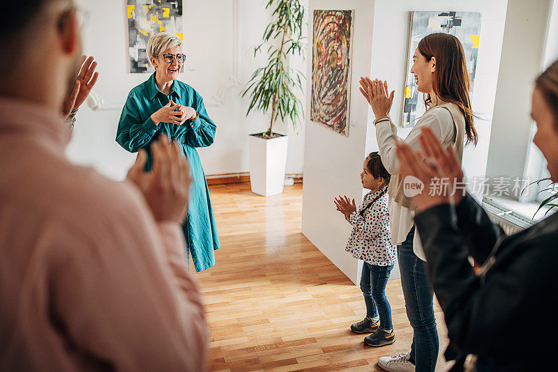 画廊开幕式上的女艺术家