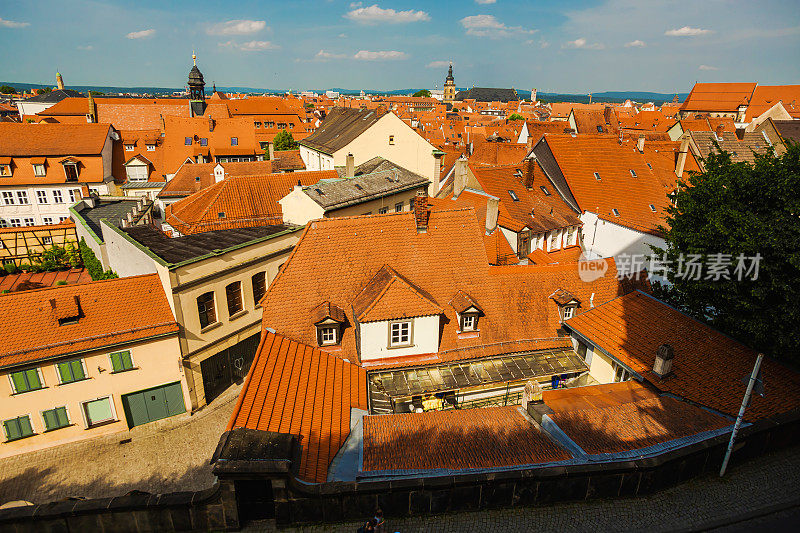 巴伐利亚古城班贝格的红瓦屋顶。夏季巴伐利亚之旅。欧洲国家。德国的建筑。航行。温暖的阳光明媚的日子。德国旅游目的地。街